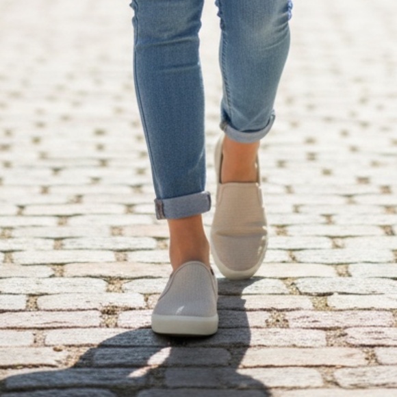 Vince Blaire Beige Slip On Sneakers Fabric Canvas Leather Trim Women’s Size 8 - Picture 3 of 16